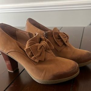 Women’s BASTO heeled leather booties/Shoes Camel Color with bow detail Sz 7